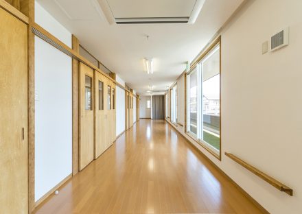 名古屋市西区の保育施設のバルコニーに面した共用保育室