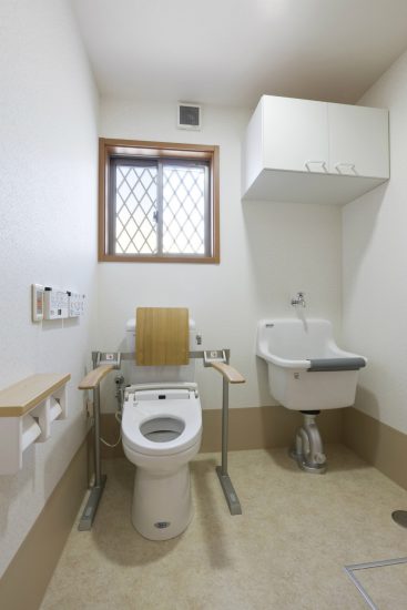 名古屋市西区の介護施設の手すりもあり、窓、棚も付いたトイレ