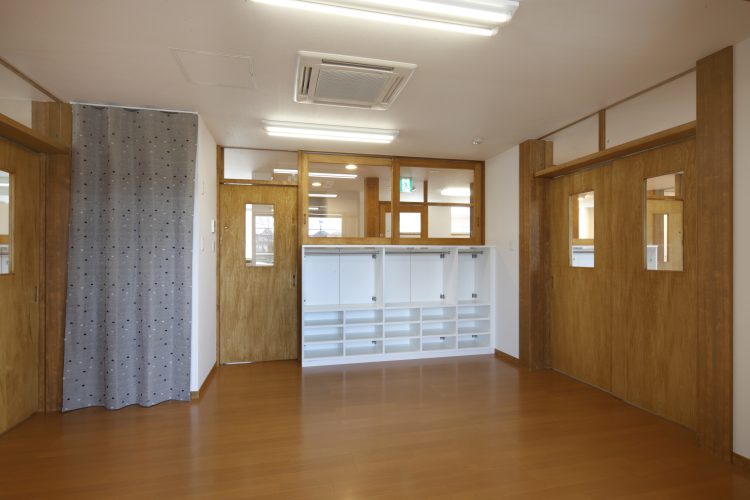 名古屋市千種区の保育施設の2階　棚の付いた3歳児室