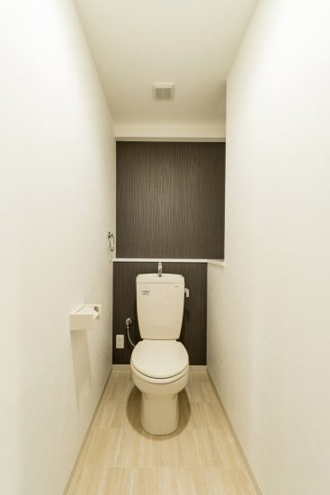 名古屋市名東区の賃貸マンションのモノトーンの棚付きトイレ