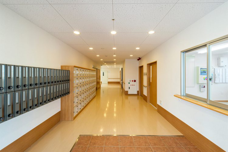 名古屋市天白区の介護施設のポストボックス・ロッカー付きのエントランスホール