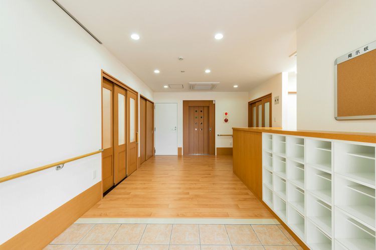 名古屋市北区の介護施設の靴箱、手すり付きのエントランスホール