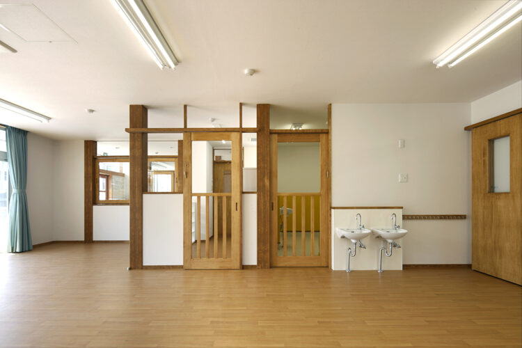 名古屋市千種区の約140坪の土地の1階　手洗い場付きの保育室は、ドアも開放感があり