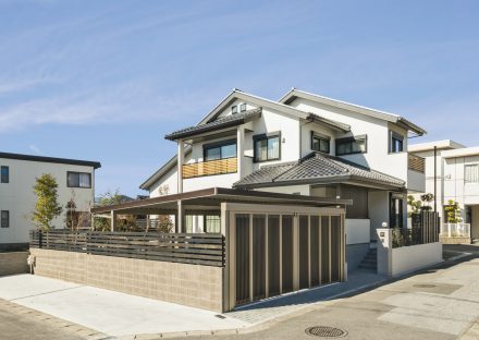 岐阜県大垣市のシャッター付きのガレージのある注文住宅