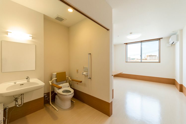 名古屋市天白区の介護施設の居室の扉のないトイレと洗面
