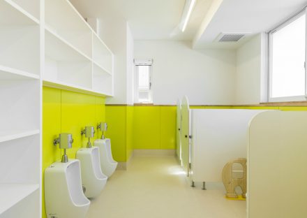 名古屋市港区の保育園の棚の多い鮮やかな色の子ども用トイレ