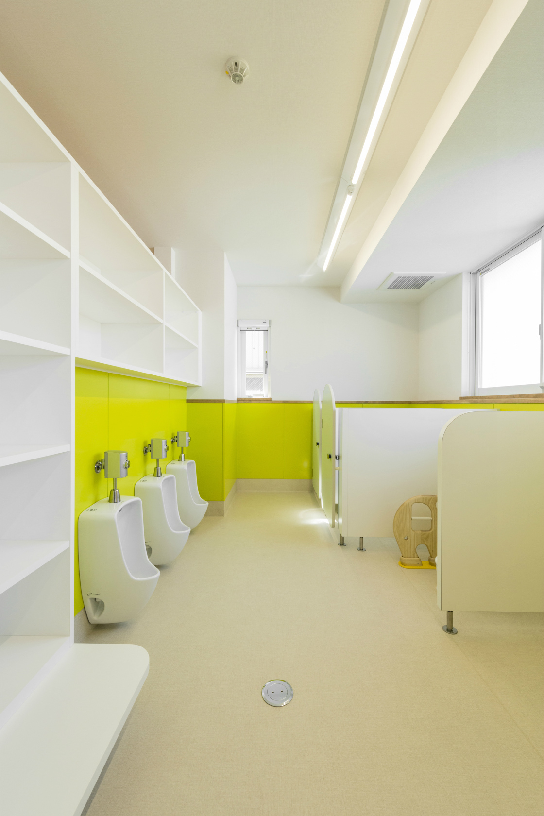 名古屋市港区の保育施設の棚の多い鮮やかな子ども用トイレ