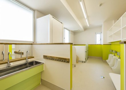 名古屋市西区の保育園の緑がアクセントカラーの子ども用トイレ