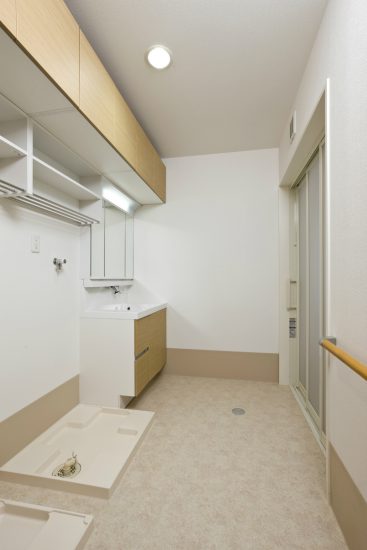 名古屋市西区の介護施設の棚付きの脱衣所