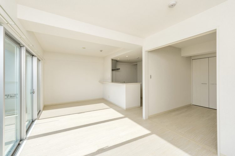 名古屋市名東区の賃貸マンションの白を基調にした明るいLDK･洋室
