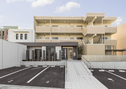 愛知県長久手市の賃貸マンションの階段とスロープがある玄関アプローチ