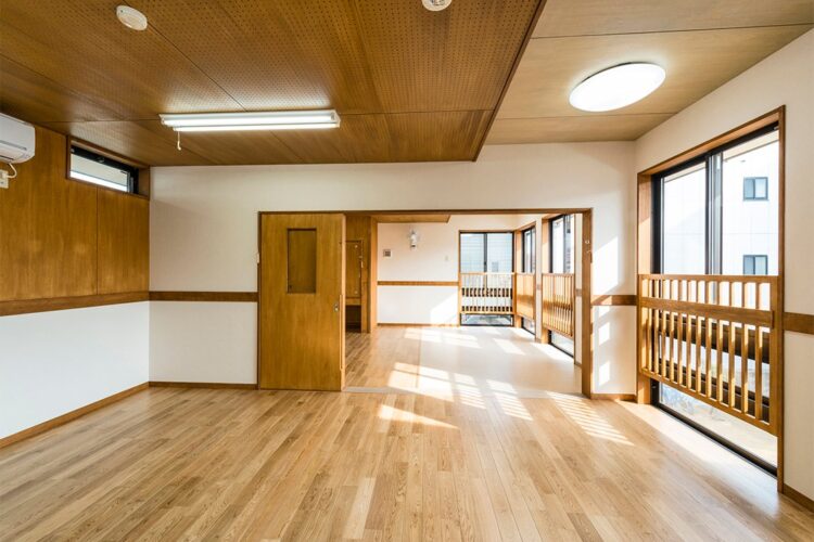 名古屋市千種区の保育施設の木目のきれいな部屋　2歳児室