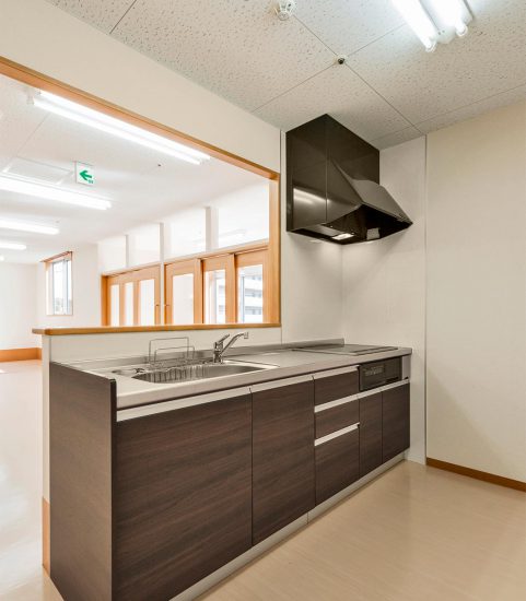 名古屋市天白区の介護施設の食堂横のシステムキッチン