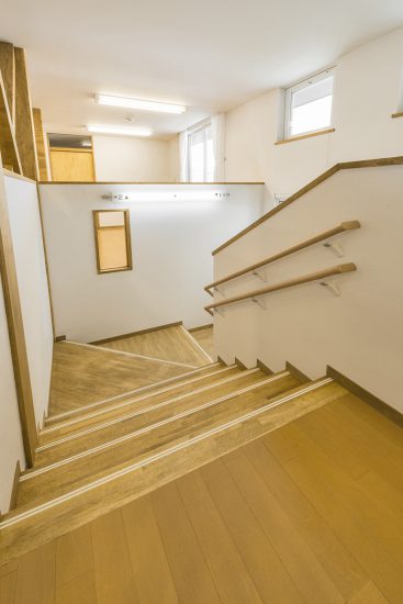 名古屋市西区の保育施設の2段の手すりの付いた階段