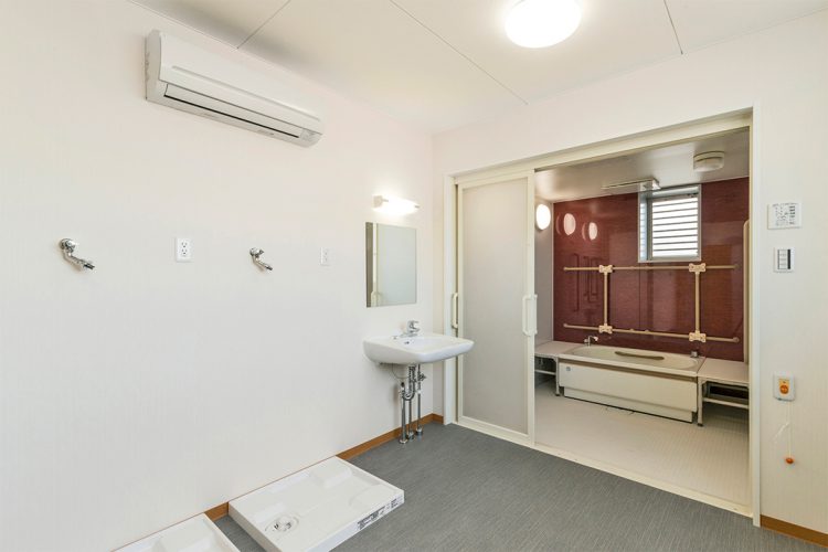 名古屋市天白区の介護施設の脱衣室と手すりの付いたバスルーム