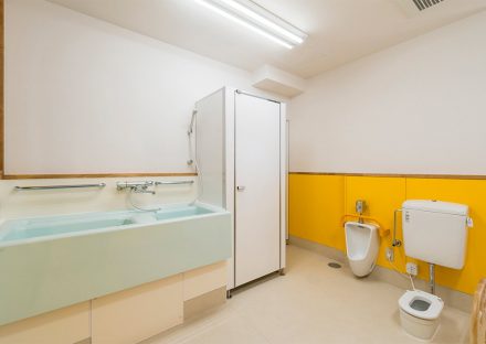 名古屋市港区の保育園の子ども用トイレと沐浴槽