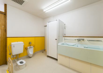 名古屋市西区の保育園の子ども用トイレと沐浴槽