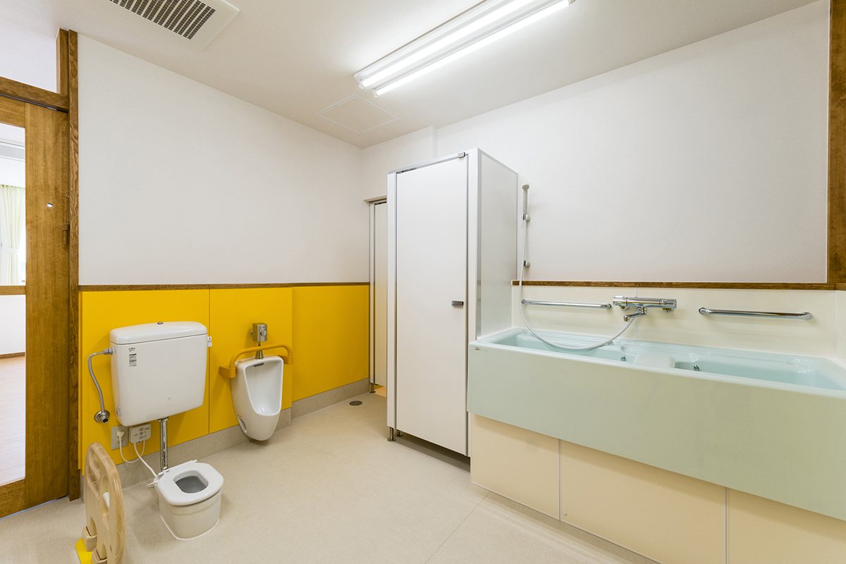 名古屋市西区の保育施設の子ども用トイレと沐浴槽