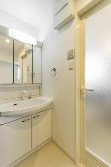 名古屋市瑞穂区の賃貸マンションの白でそろえた洗面室