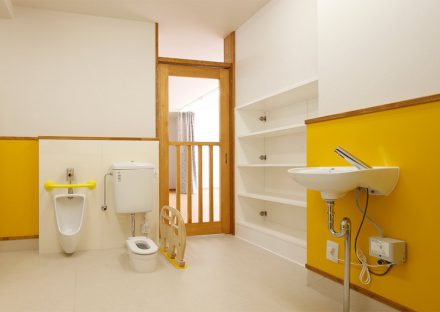 名古屋市千種区の保育園1階幅の広い棚の付いた子ども用トイレ