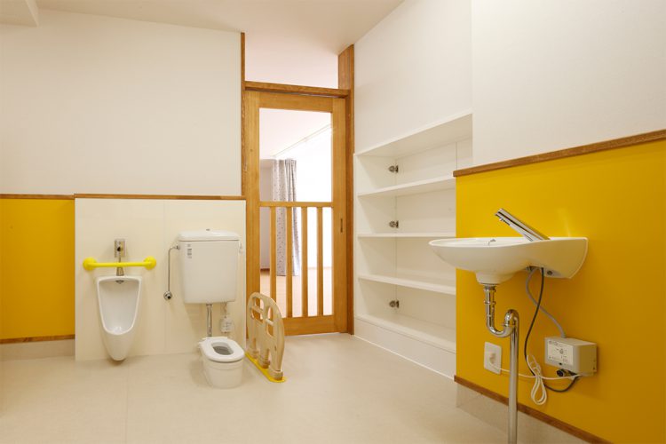 名古屋市千種区の保育施設の1階　鮮やかな黄色の子ども用トイレ