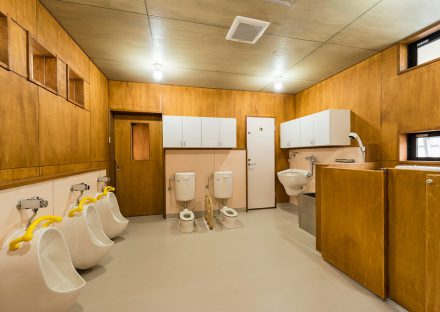 名古屋市千種区の保育園の棚付きの木目を活かした子ども用トイレ