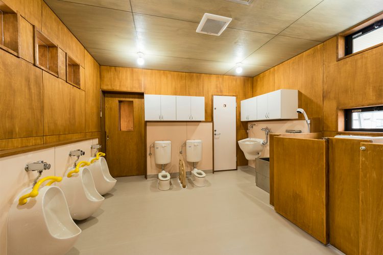 名古屋市千種区の保育施設の木目を活かした子ども用トイレ