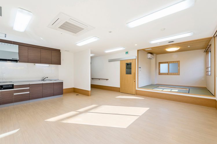 名古屋市中区の介護施設の和室が横にある食堂