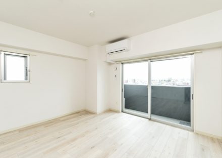 名古屋市瑞穂区の賃貸マンションのベランダの付いた白を基調とした洋室