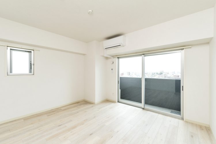 名古屋市瑞穂区の賃貸マンションのベランダの付いた白を基調とした洋室