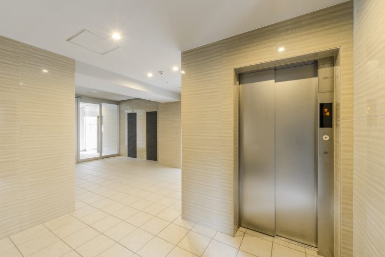 名古屋市瑞穂区の賃貸マンションのナチュラルカラーのエレベーターホール