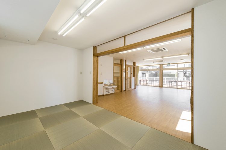 名古屋市西区の保育施設の保育室の隣の畳コーナー
