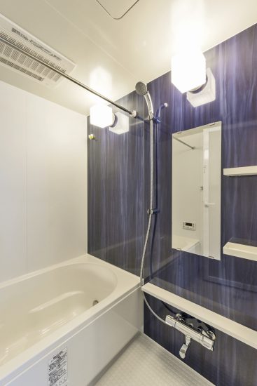 名古屋市名東区の賃貸マンションのゆったりとした深い青色のバスルーム