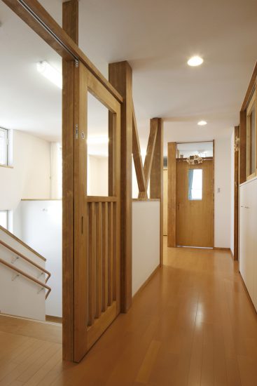 名古屋市千種区の保育施設の2階　子ども用の手すりが付いた階段と明るい廊下