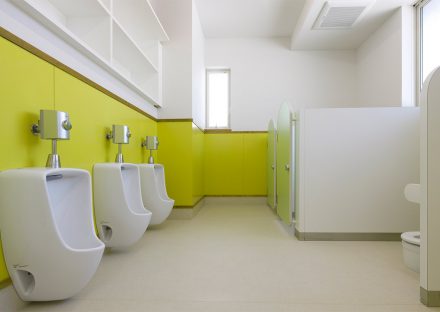 名古屋市千種区の保育園2階の鮮やかな子ども用トイレ