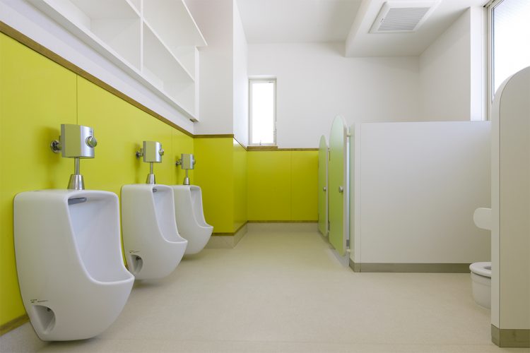 名古屋市千種区の保育施設の2階　鮮やかな子ども用トイレ