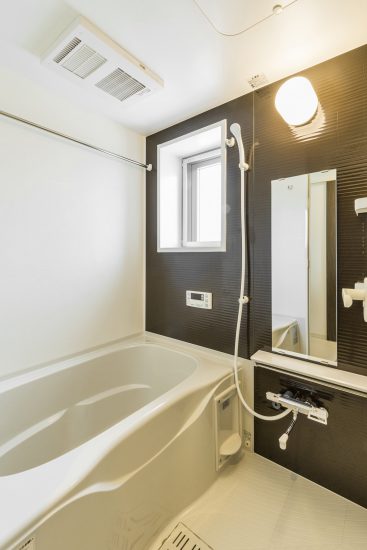 名古屋市瑞穂区の賃貸マンションのダークブランの壁がアクセントのゆったりとしたバスルーム