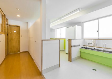 名古屋市港区の保育園のフックの多く付いた子ども用手洗い・廊下