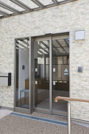 名古屋市西区の介護施設の自動ドア付きエントランス