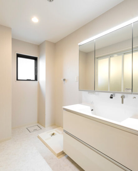 愛知県長久手市の賃貸併用住宅のオーナー様宅：幅の広い洗面台は収納力があります。
