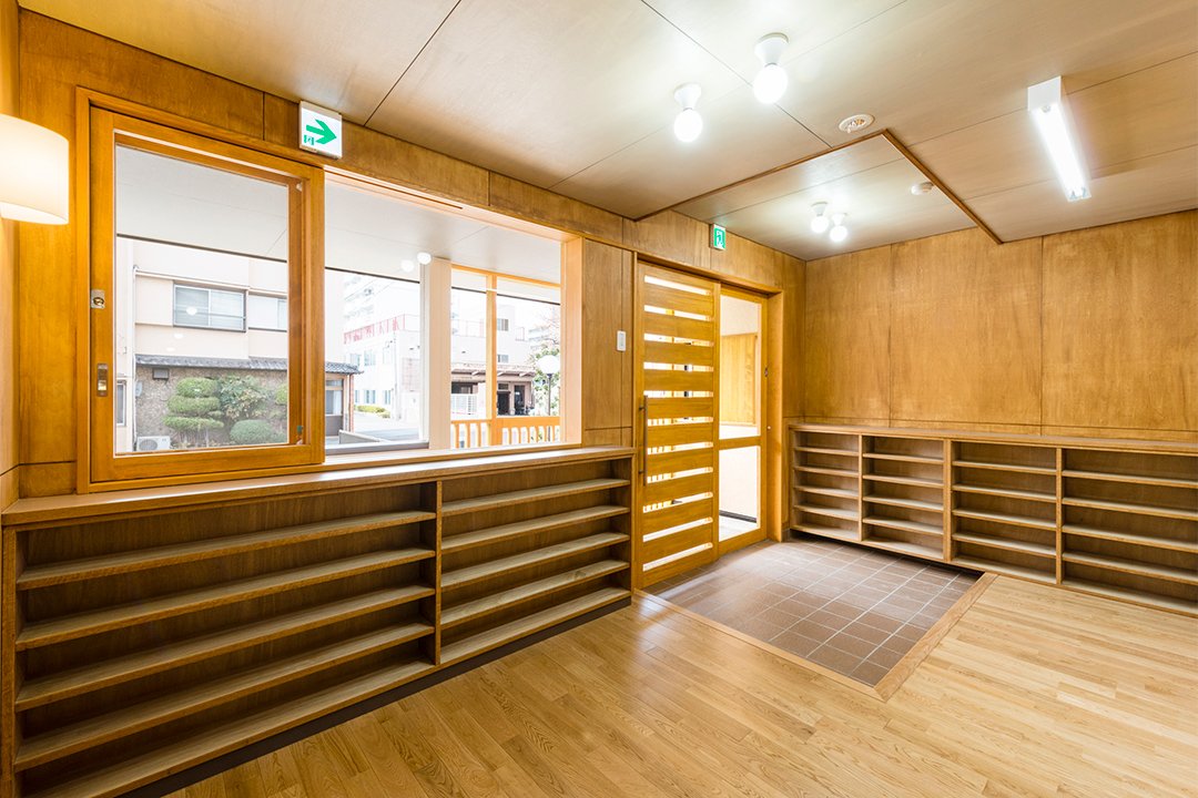 名古屋市千種区の保育施設の木の下駄箱付きの玄関ホール