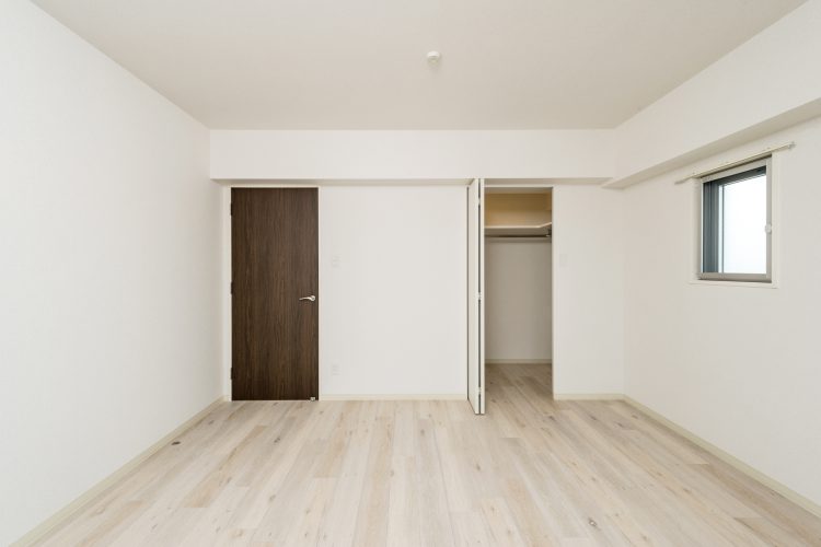 名古屋市瑞穂区の賃貸マンションの扉付きのウォークインクローゼットのある洋室