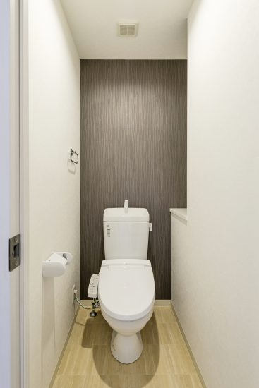 名古屋市名東区の賃貸マンションのアクセントクロスがおしゃれなトイレ