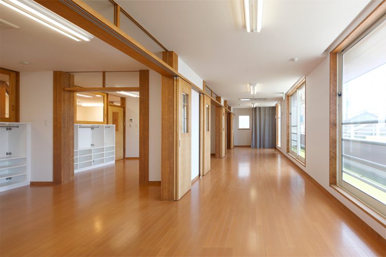 名古屋市千種区の保育施設の2階　バルコニーから光の入る共有保育室