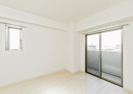名古屋市名東区の賃貸マンションのベランダの付いたシンプルなデザインの洋室
