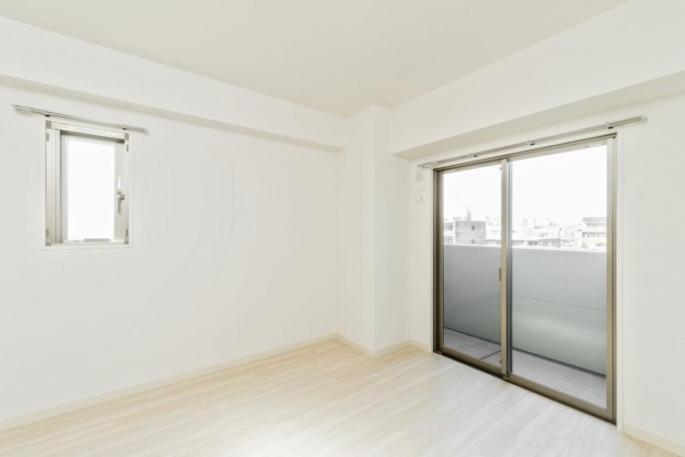 名古屋市名東区の賃貸マンションのベランダの付いたシンプルなデザインの洋室