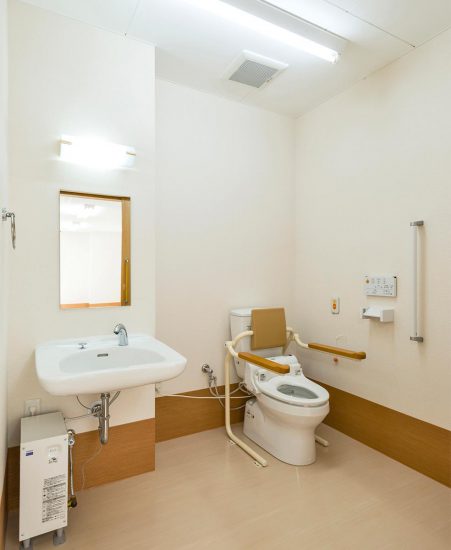名古屋市天白区の介護施設の手洗い場・手すり付きトイレ