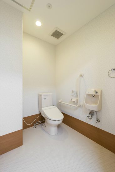名古屋市中区の介護施設の手洗い場、手すり付のトイレ