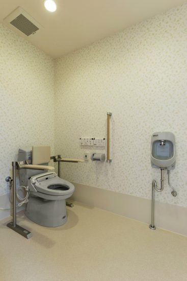 名古屋市北区の介護施設の手洗い場、手すり付のトイレ