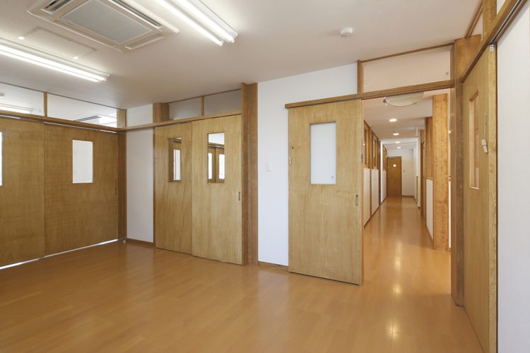 名古屋市千種区の保育施設の2階　ナチュラルカラーの5歳児室
